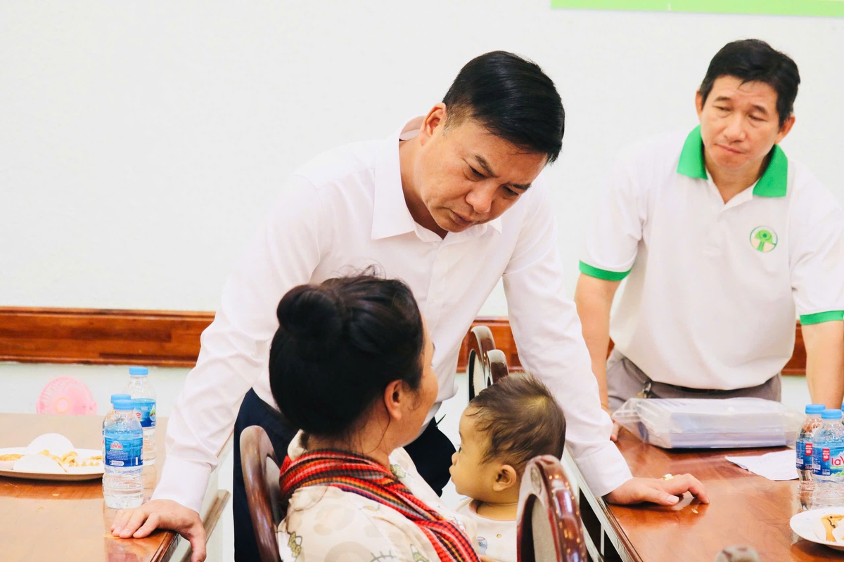 Phó Thủ tướng Phạm Thị Thanh Trà thăm, tặng quà bệnh nhi ung thư - Ảnh 2. Phó Thủ tướng Phạm Thị Thanh Trà thăm, tặng quà bệnh nhi ung thư - Ảnh 2.