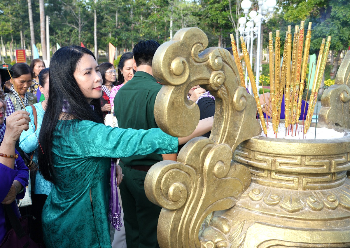 Nhiều lãnh đạo cấp cao dự Họp mặt Hội Phụ nữ giải phóng Khu Đông Nam bộ lần thứ 26- Ảnh 5. Nhiều lãnh đạo cấp cao dự Họp mặt Hội Phụ nữ giải phóng Khu Đông Nam bộ lần thứ 26- Ảnh 5.