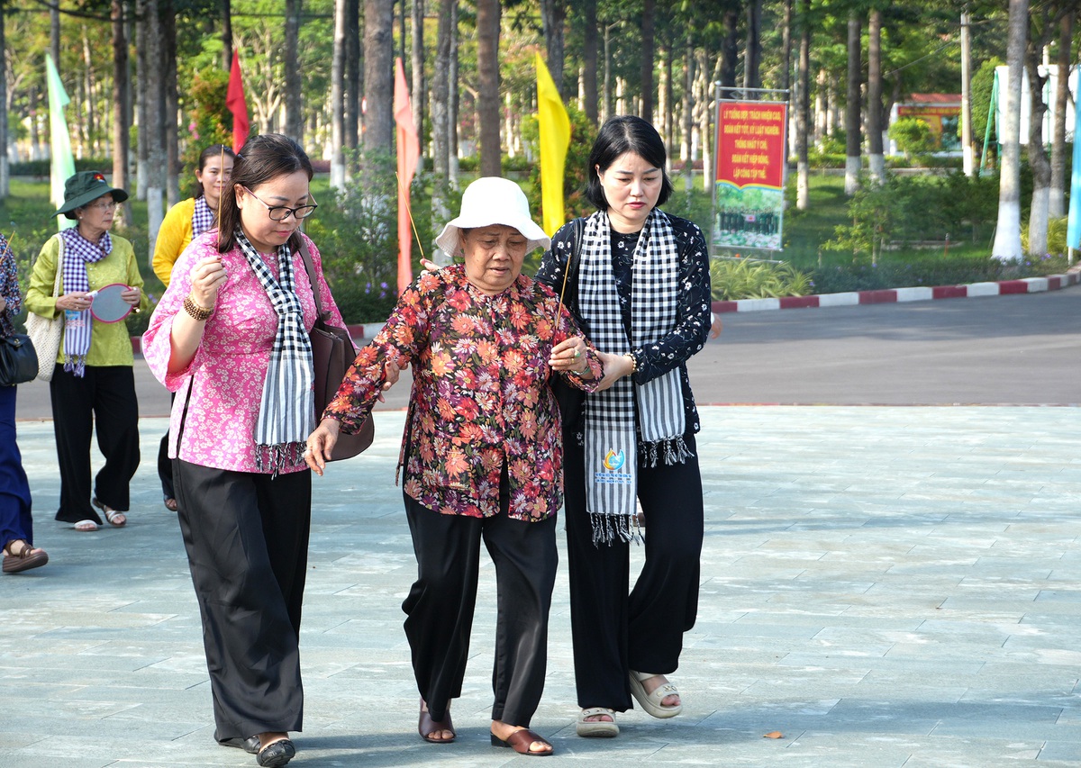 Nhiều lãnh đạo cấp cao dự Họp mặt Hội Phụ nữ giải phóng Khu Đông Nam bộ lần thứ 26- Ảnh 8. Nhiều lãnh đạo cấp cao dự Họp mặt Hội Phụ nữ giải phóng Khu Đông Nam bộ lần thứ 26- Ảnh 8.