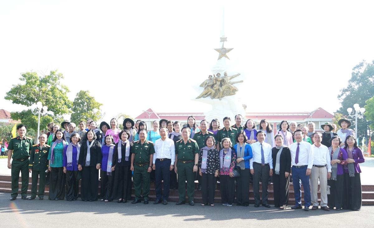 Nhiều lãnh đạo cấp cao dự Họp mặt Hội Phụ nữ giải phóng Khu Đông Nam bộ lần thứ 26- Ảnh 4. Nhiều lãnh đạo cấp cao dự Họp mặt Hội Phụ nữ giải phóng Khu Đông Nam bộ lần thứ 26- Ảnh 4.