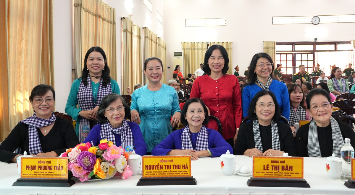 Nhiều lãnh đạo cấp cao dự Họp mặt Hội Phụ nữ giải phóng Khu Đông Nam bộ lần thứ 26- Ảnh 9. Nhiều lãnh đạo cấp cao dự Họp mặt Hội Phụ nữ giải phóng Khu Đông Nam bộ lần thứ 26- Ảnh 9.
