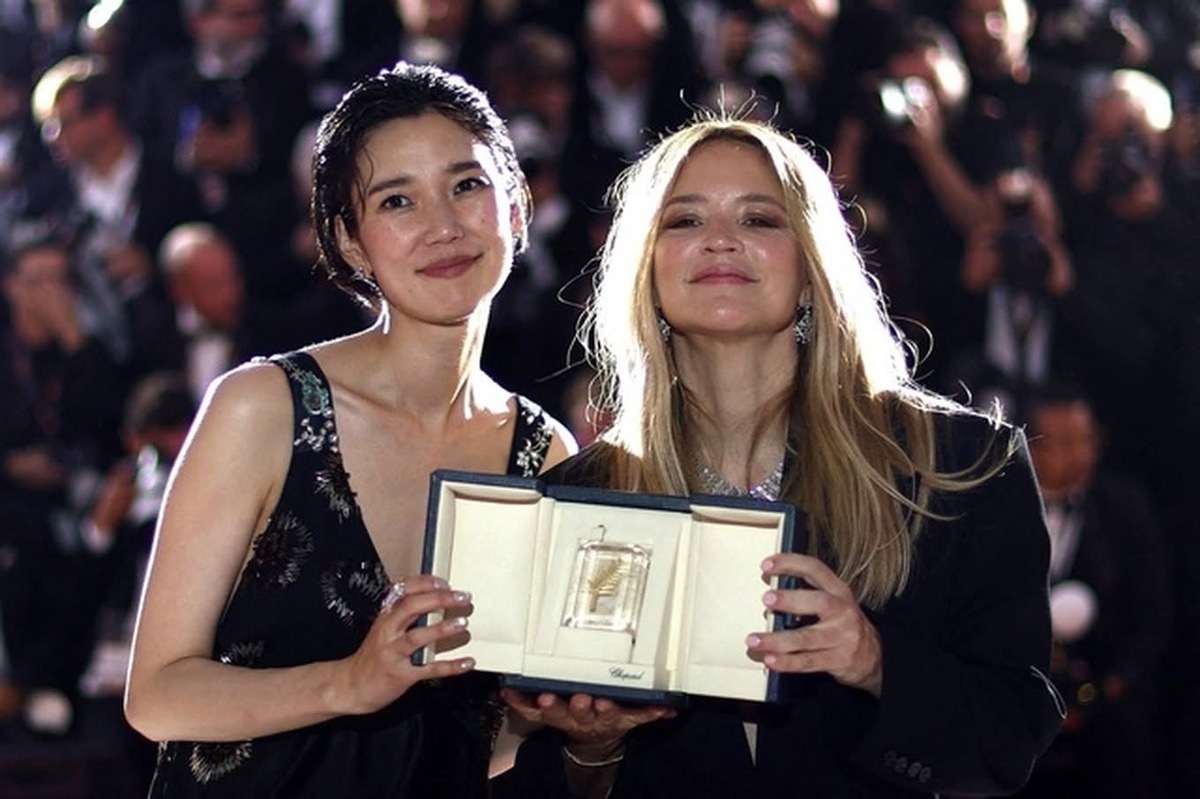 Virginie Efira và Tao Okamoto đồng chủ nhân giải Nữ diễn viên chính xuất sắc Virginie Efira và Tao Okamoto đồng chủ nhân giải Nữ diễn viên chính xuất sắc