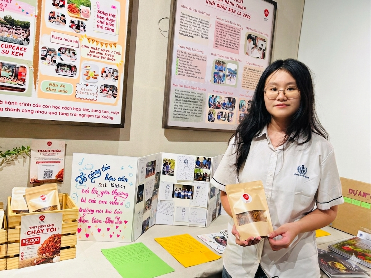 Em Thanh Mai cùng gói ruốc do chính tay mình và bạn bè làm đang được giới thiệu tại góc trưng bày của dự án "Bếp Xanh yêu thương" của triển lãm "Những dấu chân nhỏ" Em Thanh Mai cùng gói ruốc do chính tay mình và bạn bè làm đang được giới thiệu tại góc trưng bày của dự án "Bếp Xanh yêu thương" của triển lãm "Những dấu chân nhỏ"
