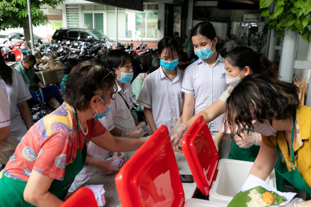 Các em trao tặng đồ ăn tại Bệnh viện Thận Hà Nội vào sáng thứ Bảy Các em trao tặng đồ ăn tại Bệnh viện Thận Hà Nội vào sáng thứ Bảy