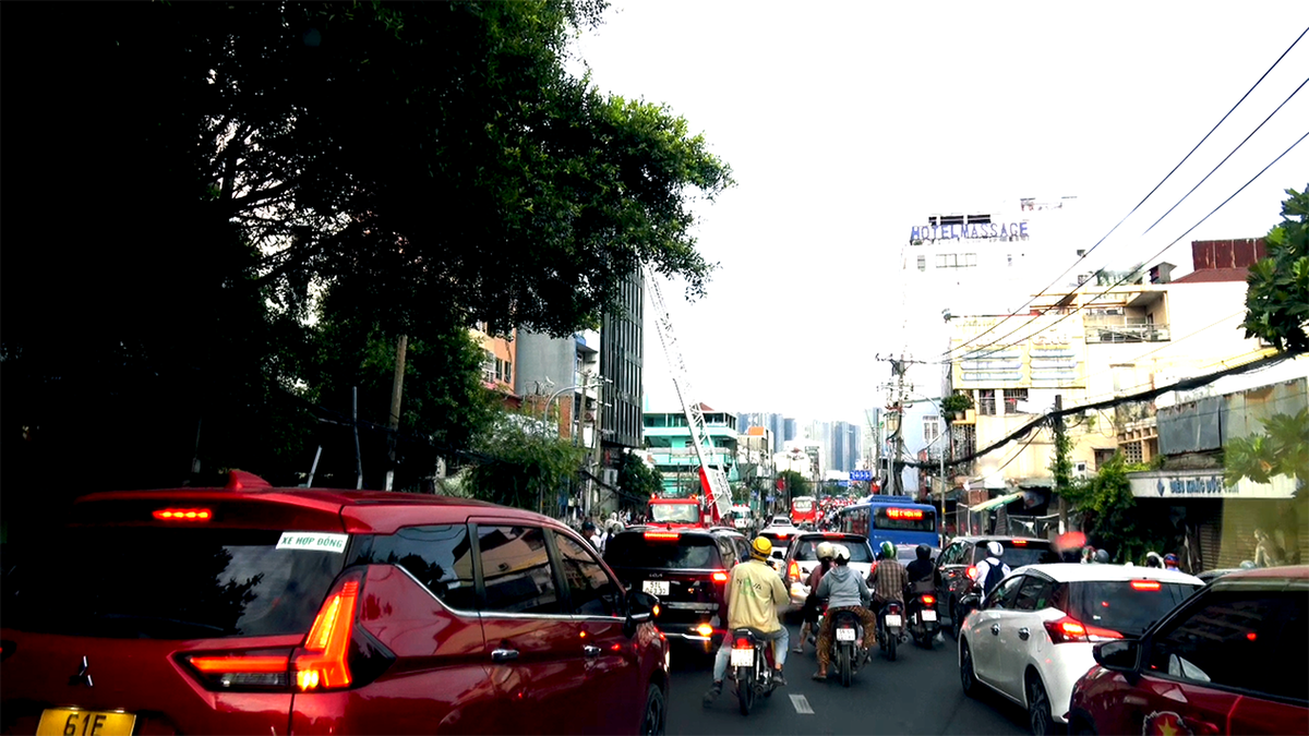 Cháy căn hộ tầng 10 chung cư, giao thông cửa ngõ TPHCM ùn ứ kéo dài- Ảnh 3.