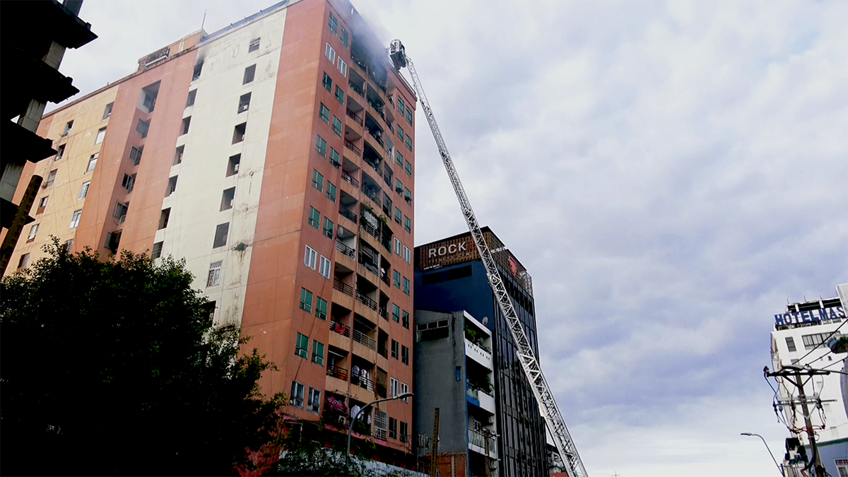 Cháy căn hộ tầng 10 chung cư, giao thông cửa ngõ TPHCM ùn ứ kéo dài- Ảnh 1.