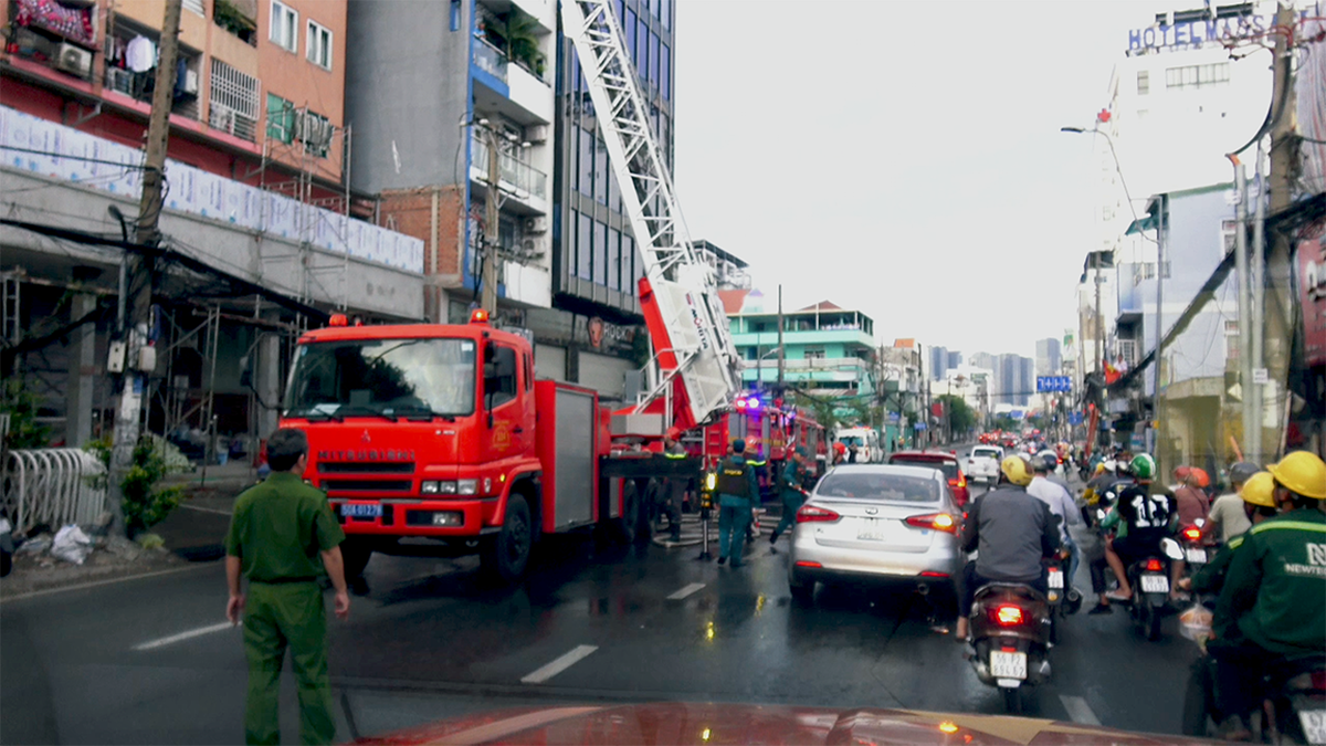 Cháy căn hộ tầng 10 chung cư, giao thông cửa ngõ TPHCM ùn ứ kéo dài- Ảnh 2.