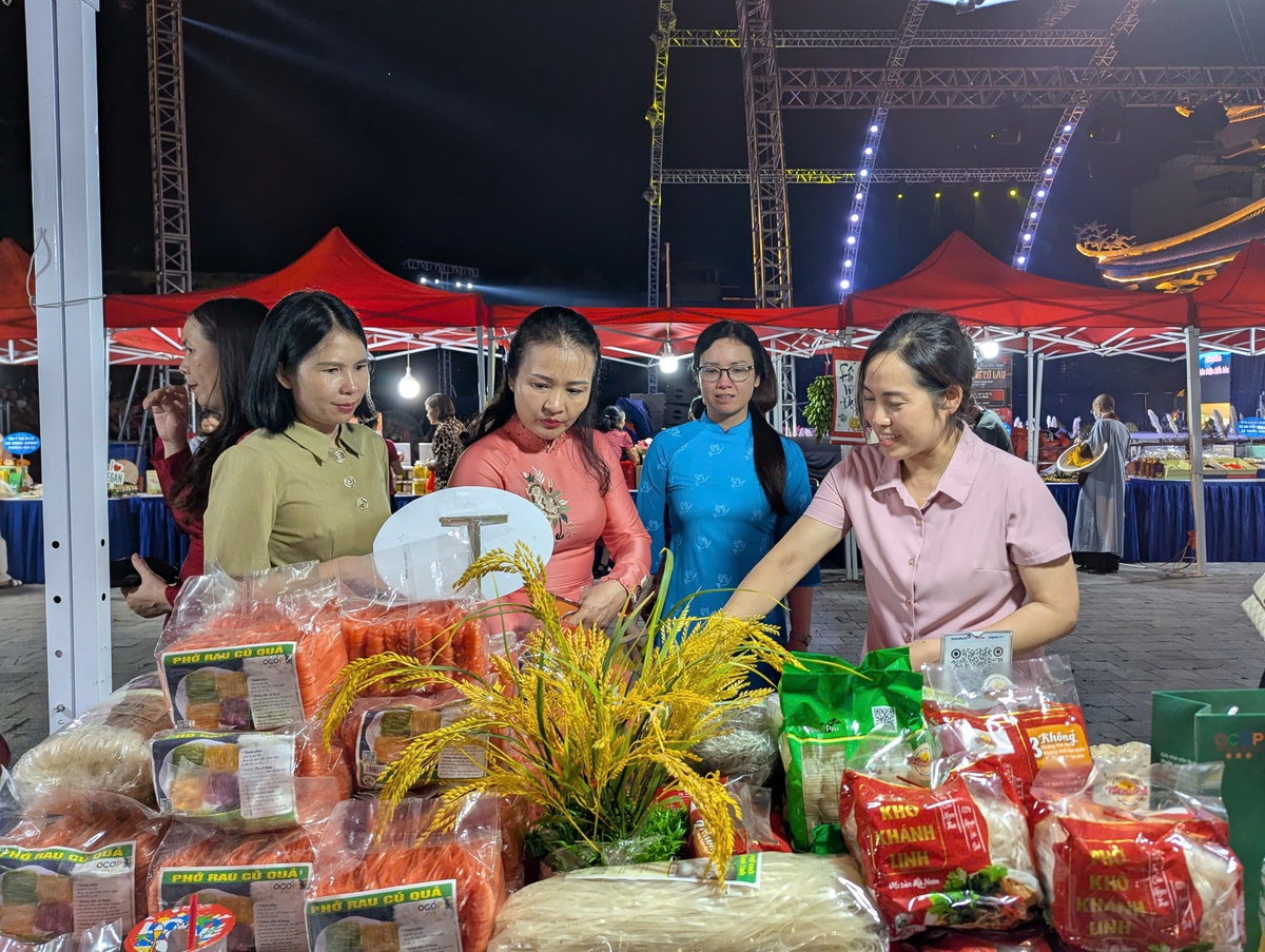Phụ nữ Ninh Bình khởi nghiệp sáng tạo, chung sức phát triển du lịch miền đất Cố đô- Ảnh 1. Phụ nữ Ninh Bình khởi nghiệp sáng tạo, chung sức phát triển du lịch miền đất Cố đô- Ảnh 1.
