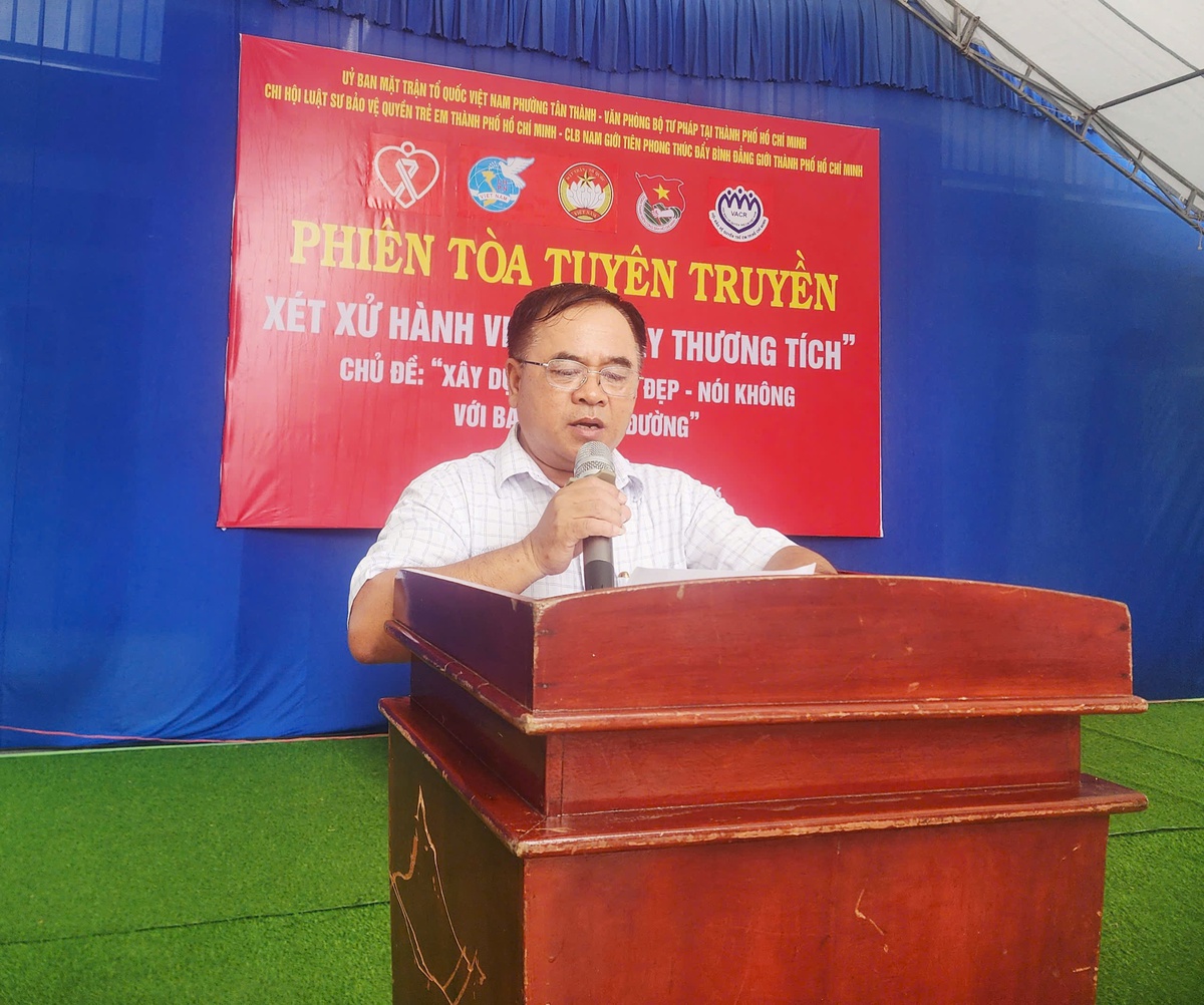 Phiên tòa tuyên truyền nhấn mạnh việc cha mẹ thiếu trách nhiệm trong nuôi dạy con cũng bị xử phạt- Ảnh 4. Phiên tòa tuyên truyền nhấn mạnh việc cha mẹ thiếu trách nhiệm trong nuôi dạy con cũng bị xử phạt- Ảnh 4.