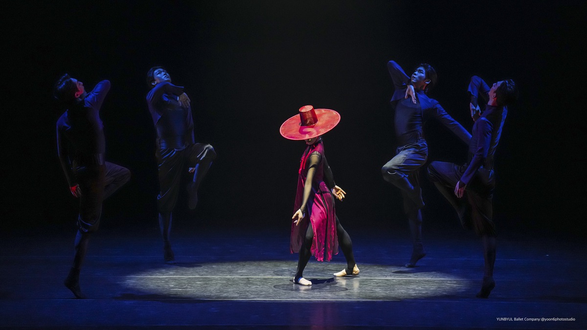 Cảnh trong vở ballet đương đại "GAT" Cảnh trong vở ballet đương đại "GAT"