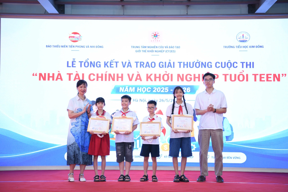 Đại diện Ban Tổ chức trao giải cho các thí sinh Đại diện Ban Tổ chức trao giải cho các thí sinh