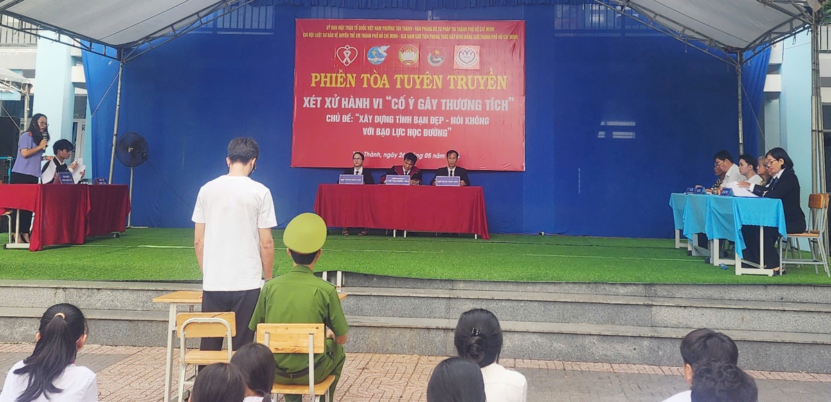 Phiên tòa tuyên truyền nhấn mạnh việc cha mẹ thiếu trách nhiệm trong nuôi dạy con cũng bị xử phạt- Ảnh 2. Phiên tòa tuyên truyền nhấn mạnh việc cha mẹ thiếu trách nhiệm trong nuôi dạy con cũng bị xử phạt- Ảnh 2.