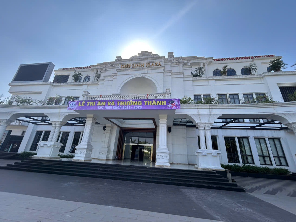 Hà Nội: Xác minh nhóm học sinh THPT đánh nhau trong lễ trưởng thành- Ảnh 4. Hà Nội: Xác minh nhóm học sinh THPT đánh nhau trong lễ trưởng thành- Ảnh 4.