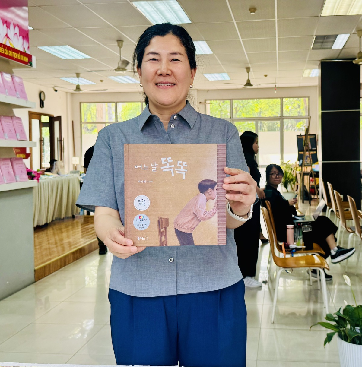 Phó Chủ tịch Hiệp hội Xuất bản Sách tranh Hàn Quốc (KPPA) Lee Soon Young tin từ không gian lễ hội, Sách tranh Việt Nam sẽ còn nhiều dư địa để phát triển hơn nữa trong tương lai. Ảnh: Hồ Lam Phó Chủ tịch Hiệp hội Xuất bản Sách tranh Hàn Quốc (KPPA) Lee Soon Young tin từ không gian lễ hội, Sách tranh Việt Nam sẽ còn nhiều dư địa để phát triển hơn nữa trong tương lai. Ảnh: Hồ Lam