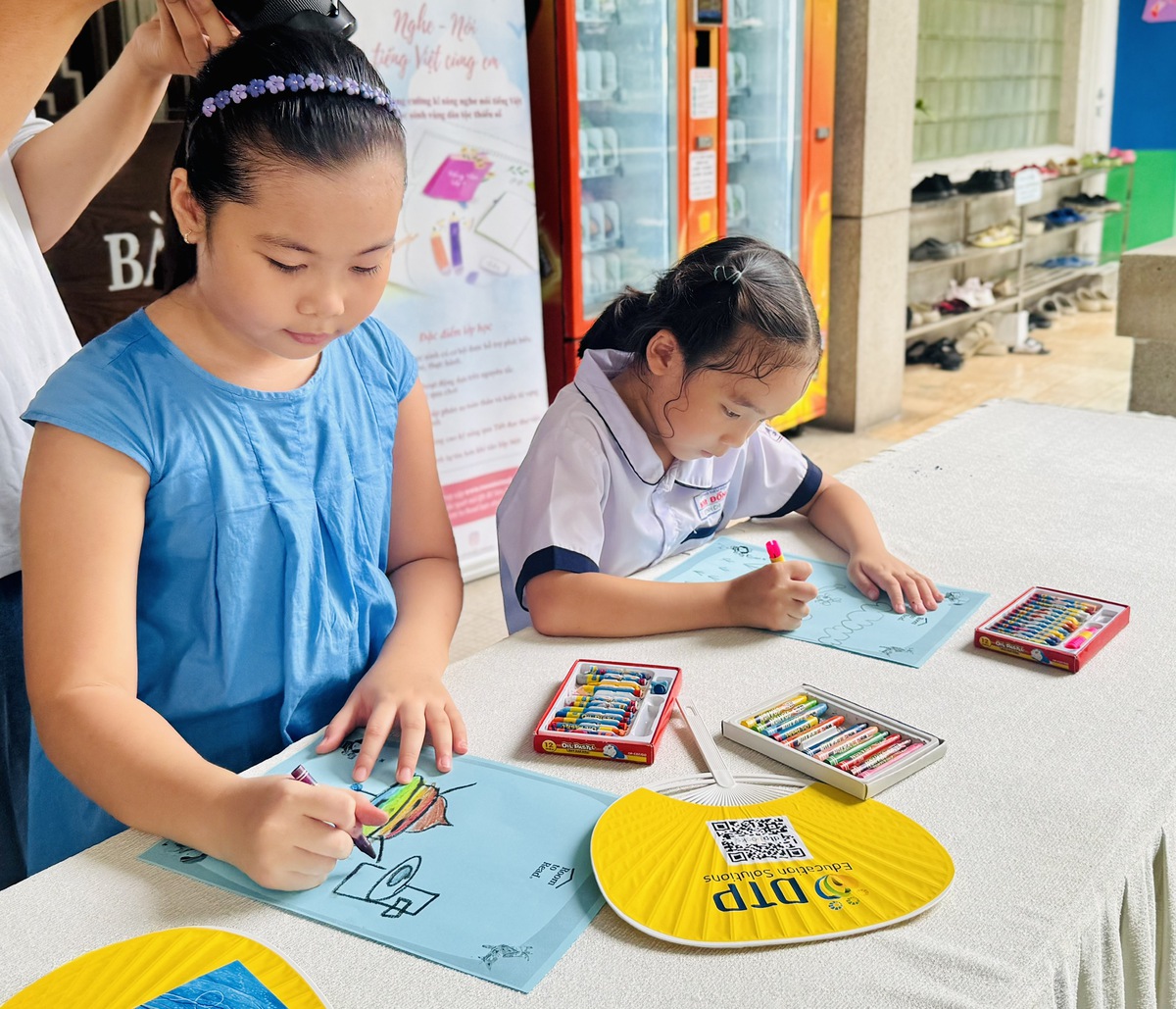 Tại lễ hội, các độc giả nhí có nhiều hoạt động tương tác, sáng tạo cùng sách. Ảnh: Hồ Lam Tại lễ hội, các độc giả nhí có nhiều hoạt động tương tác, sáng tạo cùng sách. Ảnh: Hồ Lam