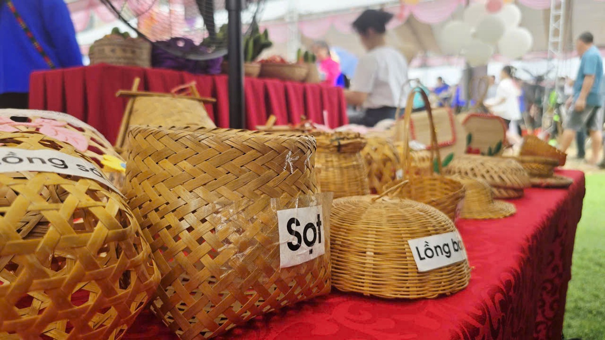 Chợ phiên truyền thống hút khách bằng thịt lợn quay, bánh dày và hát dân ca- Ảnh 6. Chợ phiên truyền thống hút khách bằng thịt lợn quay, bánh dày và hát dân ca- Ảnh 6.