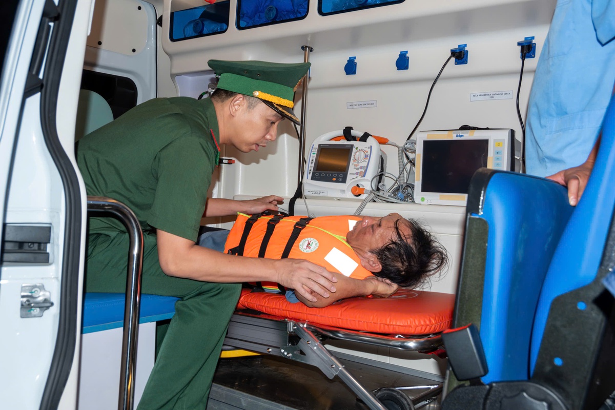 Tình hình sức khỏe của 11 thuyền viên gặp nạn tại Bạch Long Vĩ- Ảnh 1.