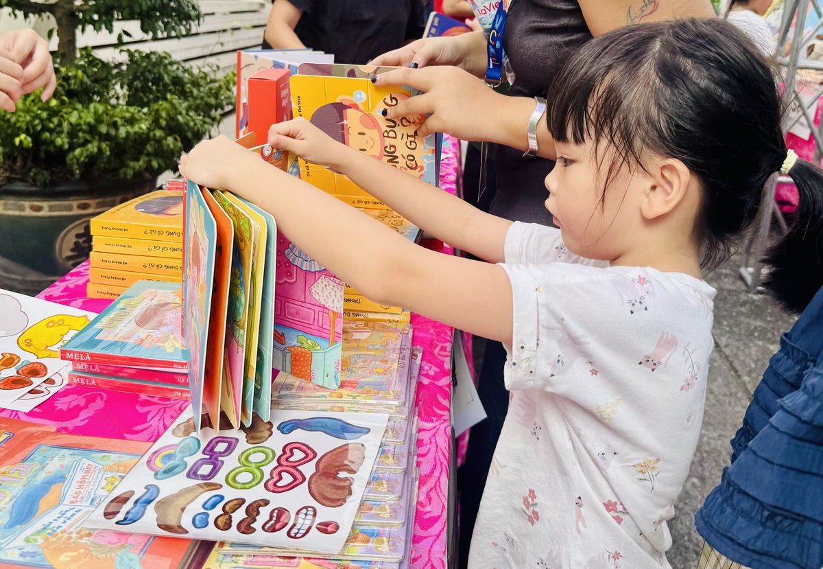 Các đơn vị làm sách đều cho rằng sách tranh đóng vai trò quan trọng trong việc hình thành, kết nối cảm xúc cho trẻ em. Ảnh: Hồ Lam Các đơn vị làm sách đều cho rằng sách tranh đóng vai trò quan trọng trong việc hình thành, kết nối cảm xúc cho trẻ em. Ảnh: Hồ Lam