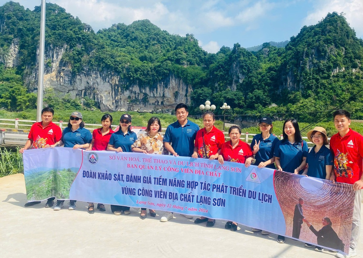 Chợ phiên truyền thống hút khách bằng thịt lợn quay, bánh dày và hát dân ca- Ảnh 1. Chợ phiên truyền thống hút khách bằng thịt lợn quay, bánh dày và hát dân ca- Ảnh 1.