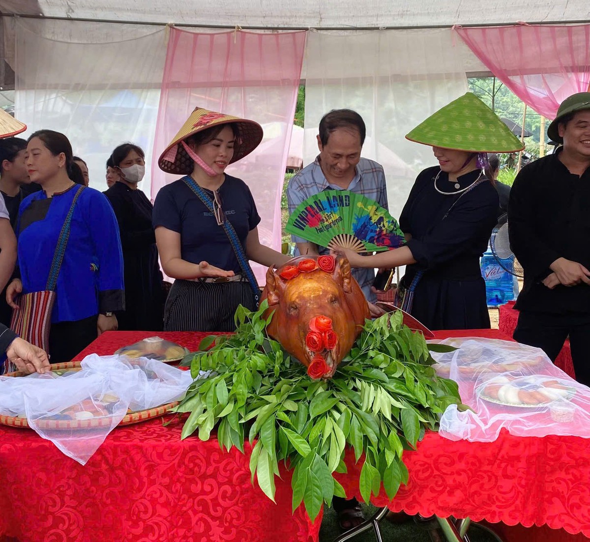 Chợ phiên truyền thống hút khách bằng thịt lợn quay, bánh dày và hát dân ca- Ảnh 4. Chợ phiên truyền thống hút khách bằng thịt lợn quay, bánh dày và hát dân ca- Ảnh 4.
