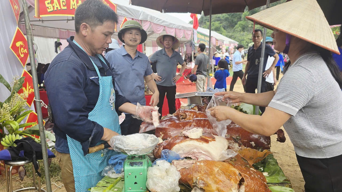 Chợ phiên truyền thống hút khách bằng thịt lợn quay, bánh dày và hát dân ca- Ảnh 3. Chợ phiên truyền thống hút khách bằng thịt lợn quay, bánh dày và hát dân ca- Ảnh 3.