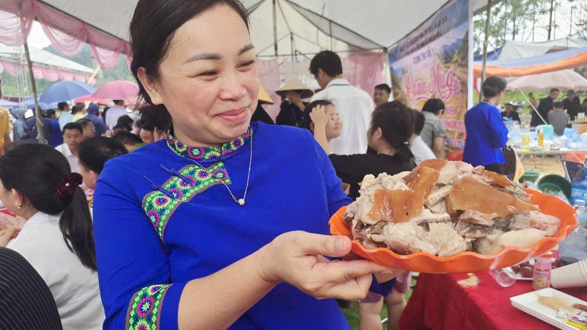 Chợ phiên truyền thống hút khách bằng thịt lợn quay, bánh dày và hát dân ca- Ảnh 2. Chợ phiên truyền thống hút khách bằng thịt lợn quay, bánh dày và hát dân ca- Ảnh 2.