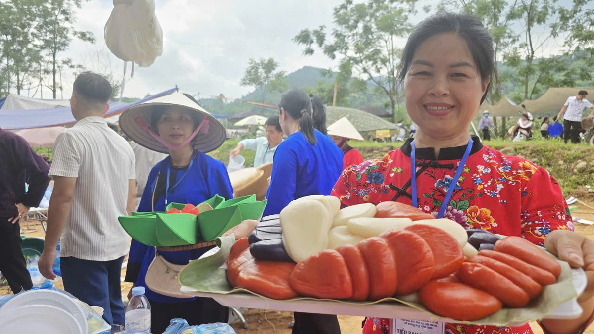 Chợ phiên truyền thống hút khách bằng thịt lợn quay, bánh dày và hát dân ca- Ảnh 5. Chợ phiên truyền thống hút khách bằng thịt lợn quay, bánh dày và hát dân ca- Ảnh 5.