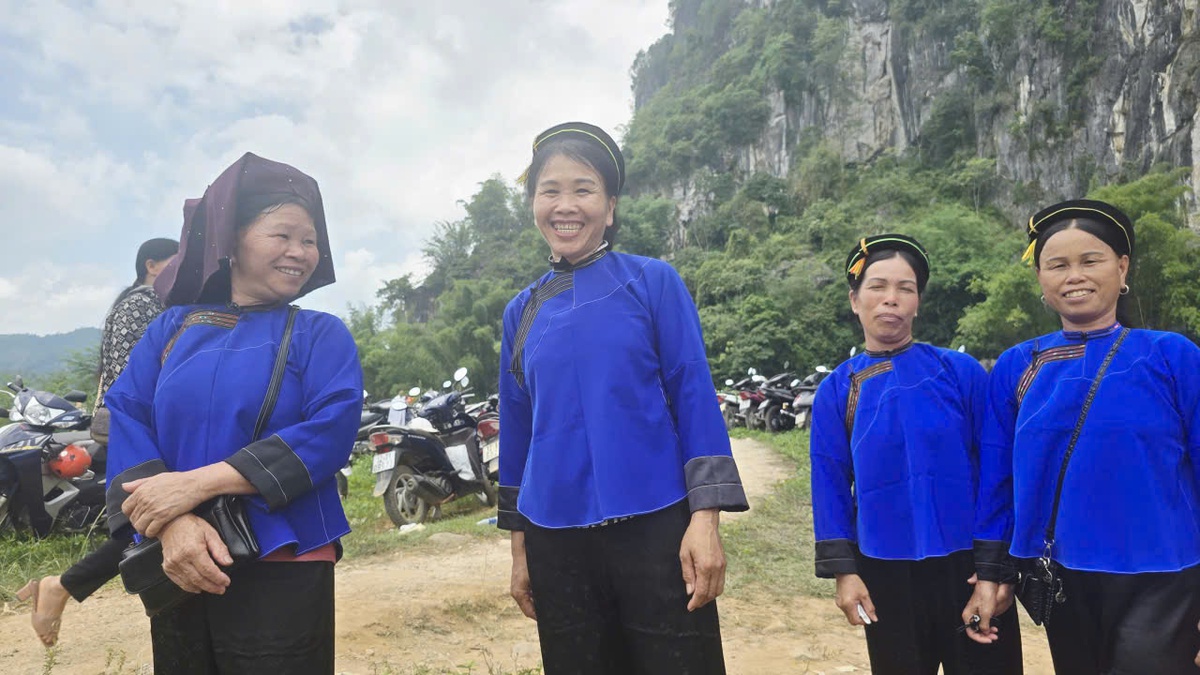 Chợ phiên truyền thống hút khách bằng thịt lợn quay, bánh dày và hát dân ca- Ảnh 8. Chợ phiên truyền thống hút khách bằng thịt lợn quay, bánh dày và hát dân ca- Ảnh 8.
