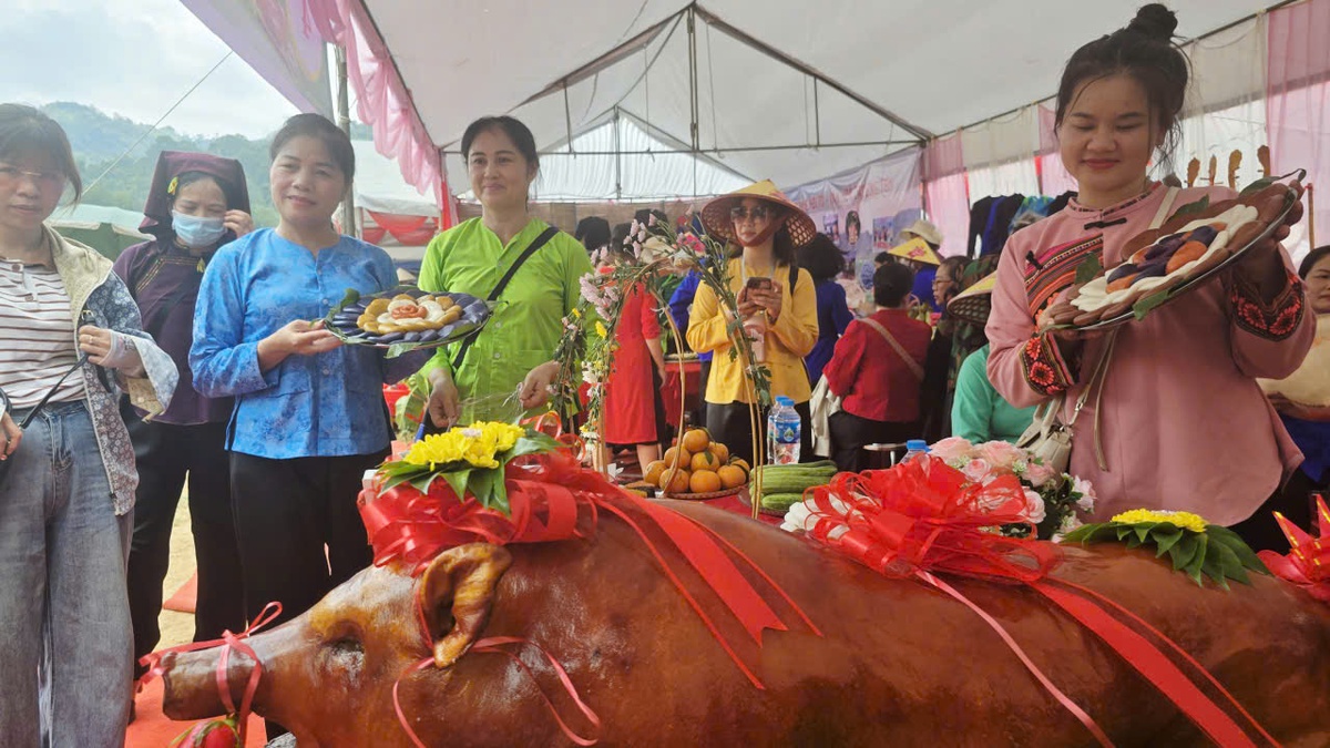 Chợ phiên truyền thống hút khách bằng thịt lợn quay, bánh dày và hát dân ca- Ảnh 7. Chợ phiên truyền thống hút khách bằng thịt lợn quay, bánh dày và hát dân ca- Ảnh 7.