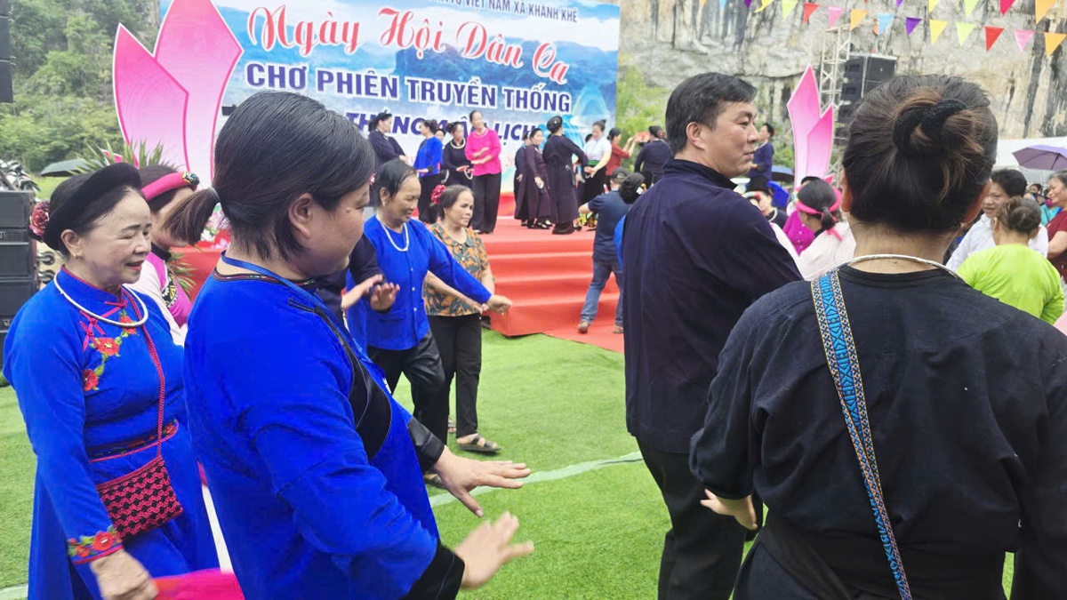 Chợ phiên truyền thống hút khách bằng thịt lợn quay, bánh dày và hát dân ca- Ảnh 9. Chợ phiên truyền thống hút khách bằng thịt lợn quay, bánh dày và hát dân ca- Ảnh 9.