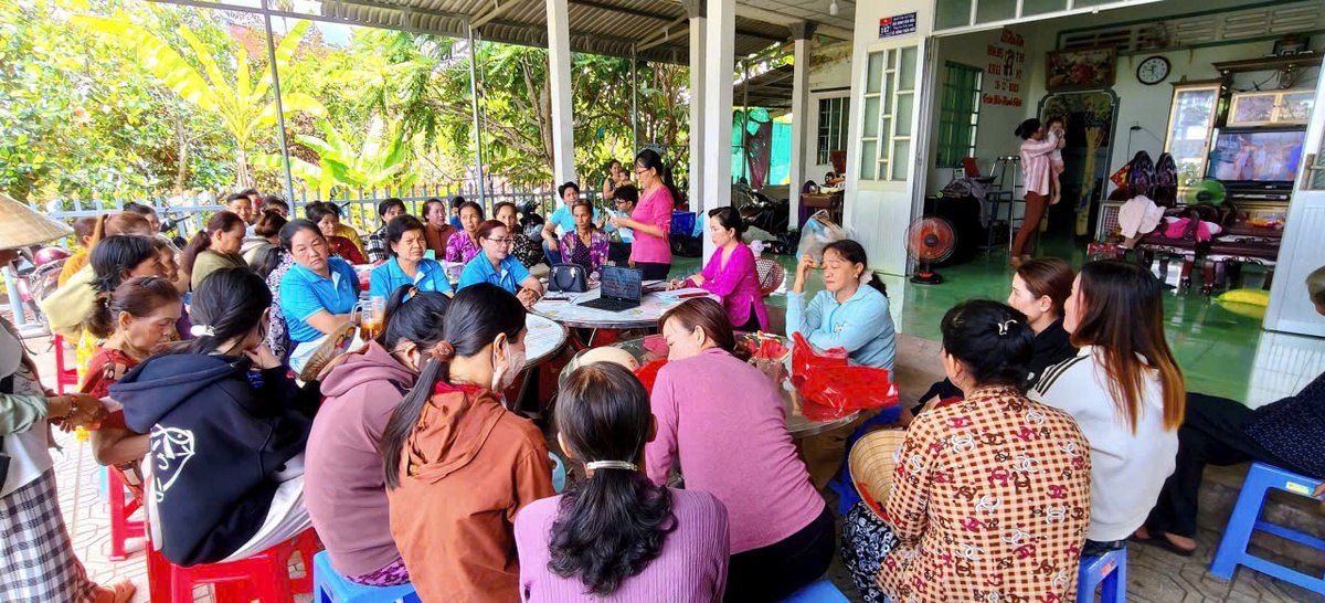 Truyền thông, tư vấn trực tiếp cho người dân về tác hại của thuốc lá- Ảnh 1. Truyền thông, tư vấn trực tiếp cho người dân về tác hại của thuốc lá- Ảnh 1.