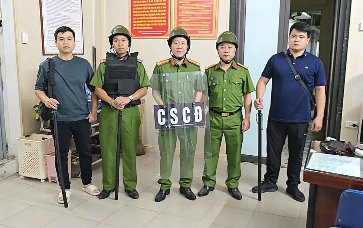 Vì cuộc sống an toàn, không bạo lực: Bài 2 - Công an cơ sở xuyên đêm giữ bình yên địa bàn- Ảnh 1. Vì cuộc sống an toàn, không bạo lực: Bài 2 - Công an cơ sở xuyên đêm giữ bình yên địa bàn- Ảnh 1.