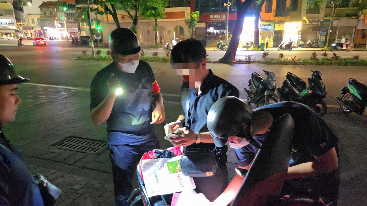 Vì cuộc sống an toàn, không bạo lực: Bài 2 - Công an cơ sở xuyên đêm giữ bình yên địa bàn- Ảnh 3. Vì cuộc sống an toàn, không bạo lực: Bài 2 - Công an cơ sở xuyên đêm giữ bình yên địa bàn- Ảnh 3.