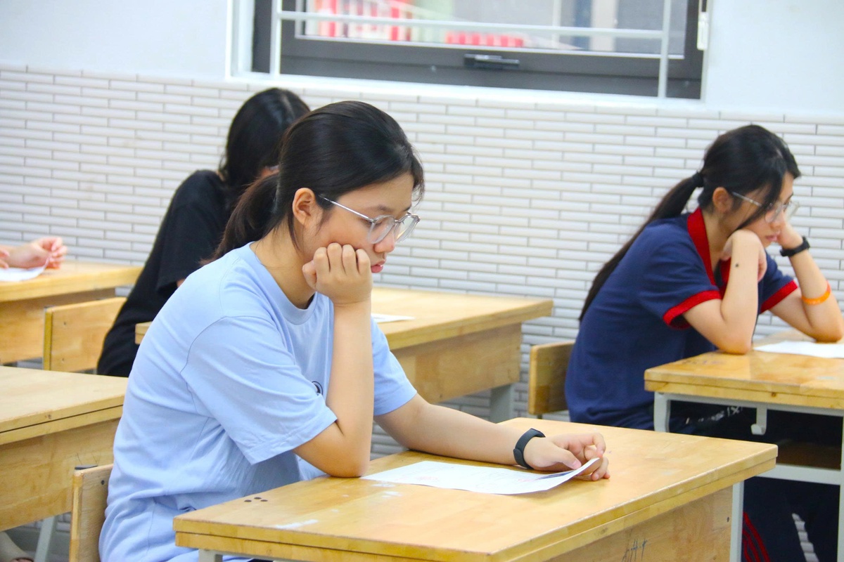 Thi vào lớp 10 ở Hà Nội: Cả gia đình áp lực vì kỳ thi quá căng thẳng- Ảnh 3. Thi vào lớp 10 ở Hà Nội: Cả gia đình áp lực vì kỳ thi quá căng thẳng- Ảnh 3.