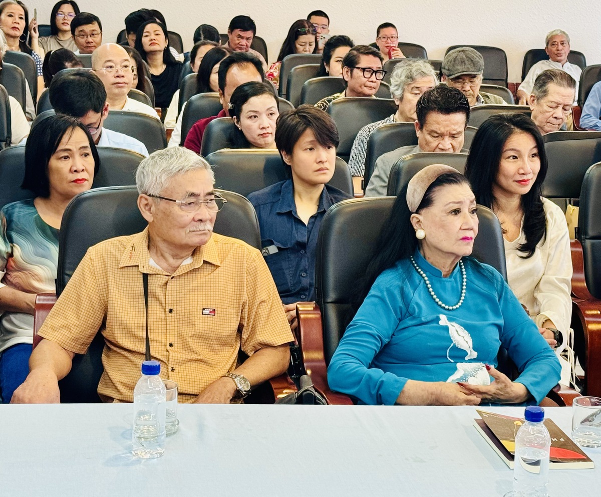 Nhà thơ Nguyễn Duy, NSND Kim Cương dự buổi ra mắt sách của đạo diễn Xuân Phượng. Ảnh: Hồ Lam Nhà thơ Nguyễn Duy, NSND Kim Cương dự buổi ra mắt sách của đạo diễn Xuân Phượng. Ảnh: Hồ Lam