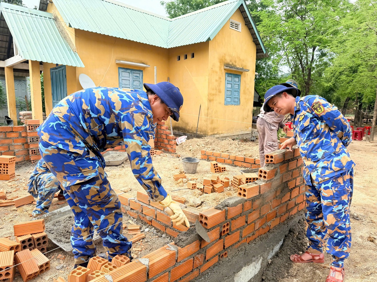 Lữ đoàn 101 hoàn thành mái ấm nghĩa tình trong thời gian ngắn nhất- Ảnh 2. Lữ đoàn 101 hoàn thành mái ấm nghĩa tình trong thời gian ngắn nhất- Ảnh 2.