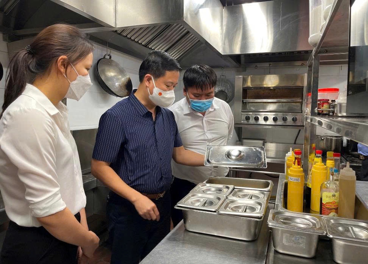 Tháng hành động vì an toàn thực phẩm: Phát hiện gần 6.000 cơ sở vi phạm, phạt hơn 22 tỷ đồng- Ảnh 1. Tháng hành động vì an toàn thực phẩm: Phát hiện gần 6.000 cơ sở vi phạm, phạt hơn 22 tỷ đồng- Ảnh 1.