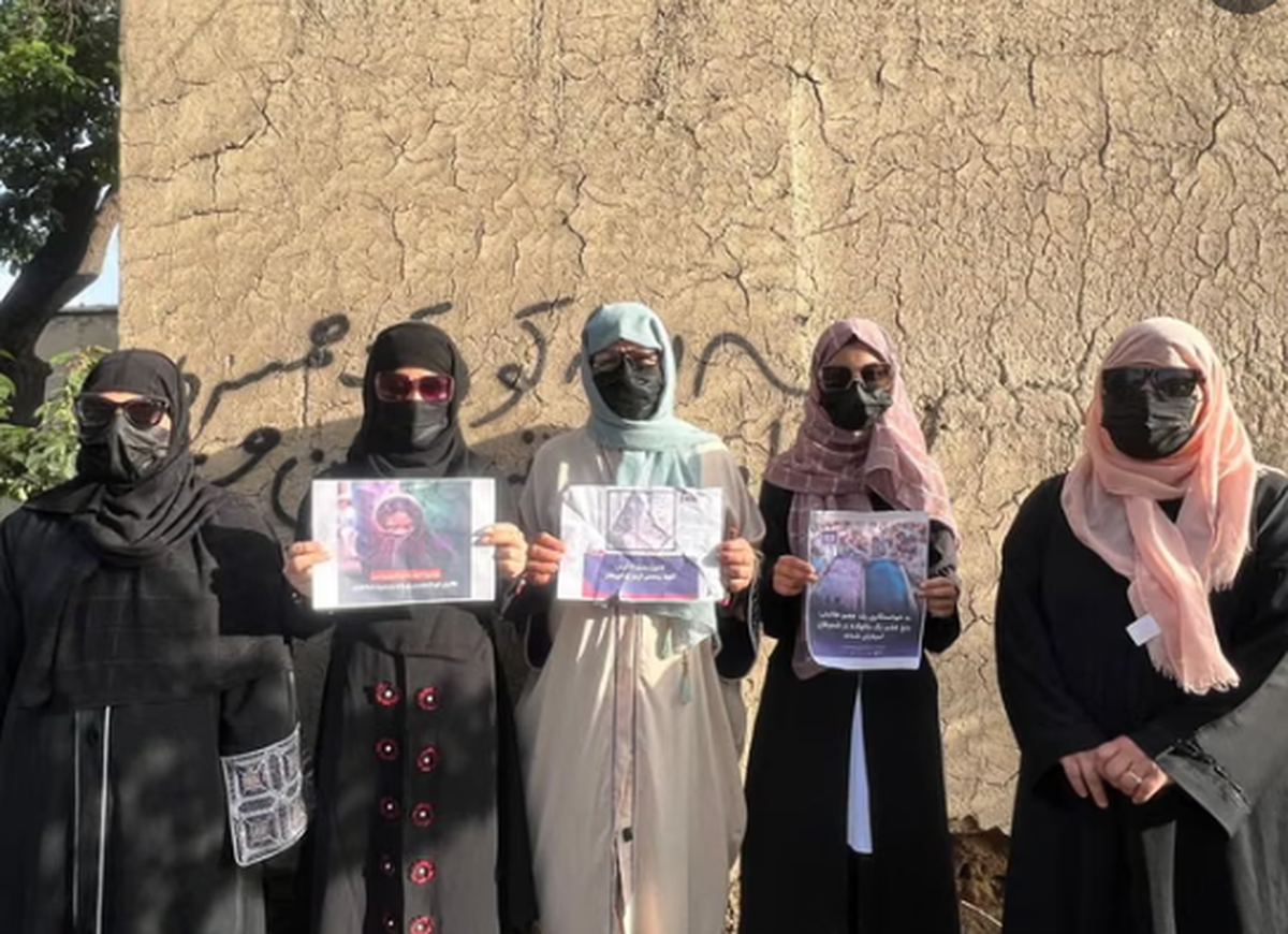Phụ nữ Afghanistan trước "gông cùm" pháp lý mới từ Taliban- Ảnh 1. Phụ nữ Afghanistan trước "gông cùm" pháp lý mới từ Taliban- Ảnh 1.