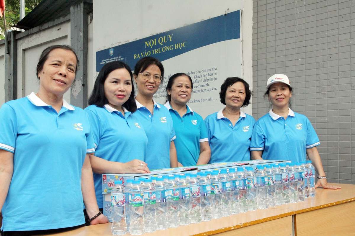 Thi vào lớp 10 ở Hà Nội: Hội viên phụ nữ tiếp sức cho thí sinh giữa tiết trời oi bức- Ảnh 1. Thi vào lớp 10 ở Hà Nội: Hội viên phụ nữ tiếp sức cho thí sinh giữa tiết trời oi bức- Ảnh 1.