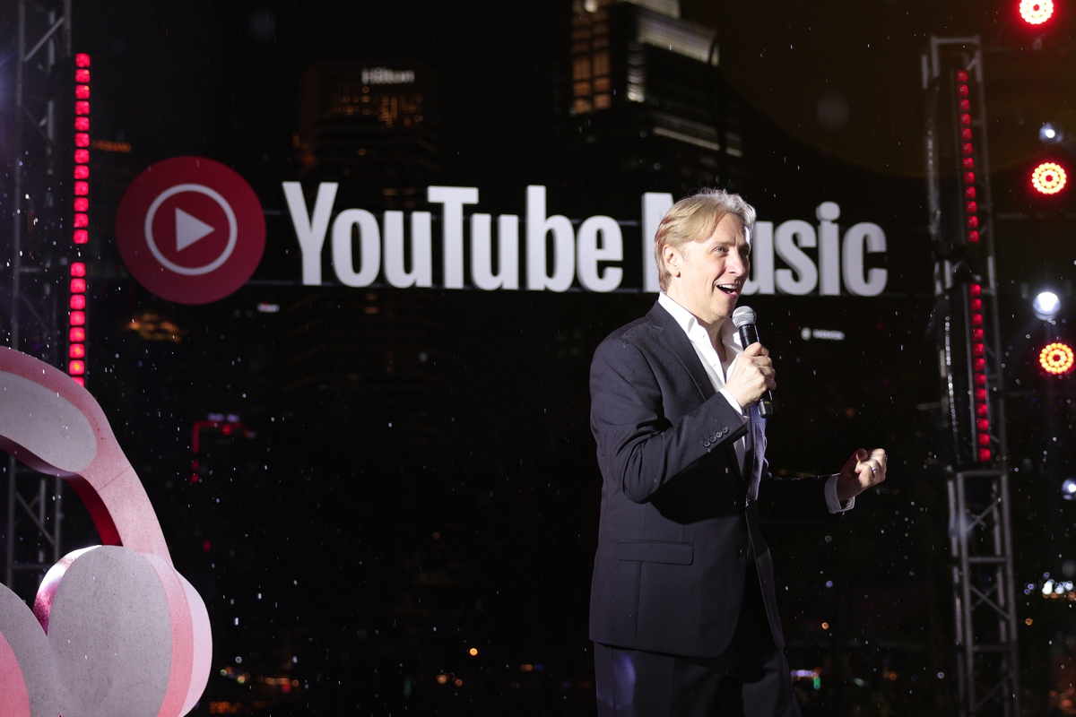 Ông Paul Smith, Giám đốc Điều hành YouTube Music khu vực Châu Á - Thái Bình Dương, chia sẻ tại Đêm nhạc YouTube tại TP. Hồ Chí Minh Ông Paul Smith, Giám đốc Điều hành YouTube Music khu vực Châu Á - Thái Bình Dương, chia sẻ tại Đêm nhạc YouTube tại TP. Hồ Chí Minh