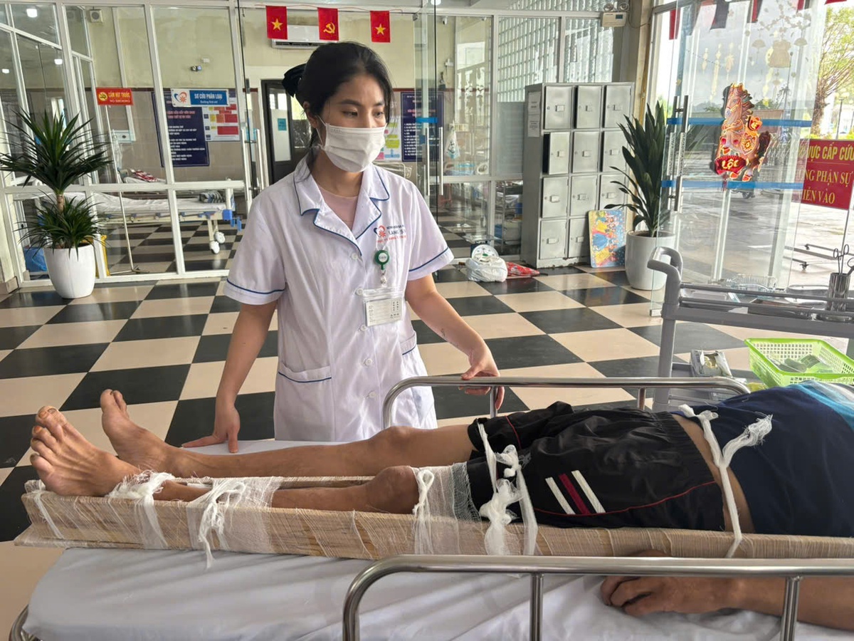 4 người phải nhập viện cấp cứu vì sửa nhà sau giông lốc- Ảnh 1.