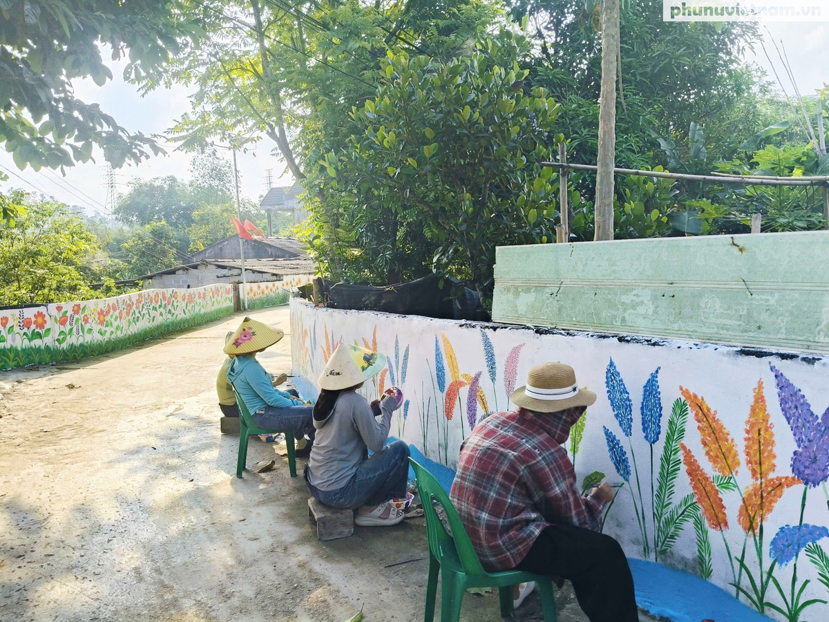 Phụ nữ xứ Lạng tô điểm đường quê vùng biên chào mừng Đại hội Phụ nữ toàn quốc XIV- Ảnh 5.