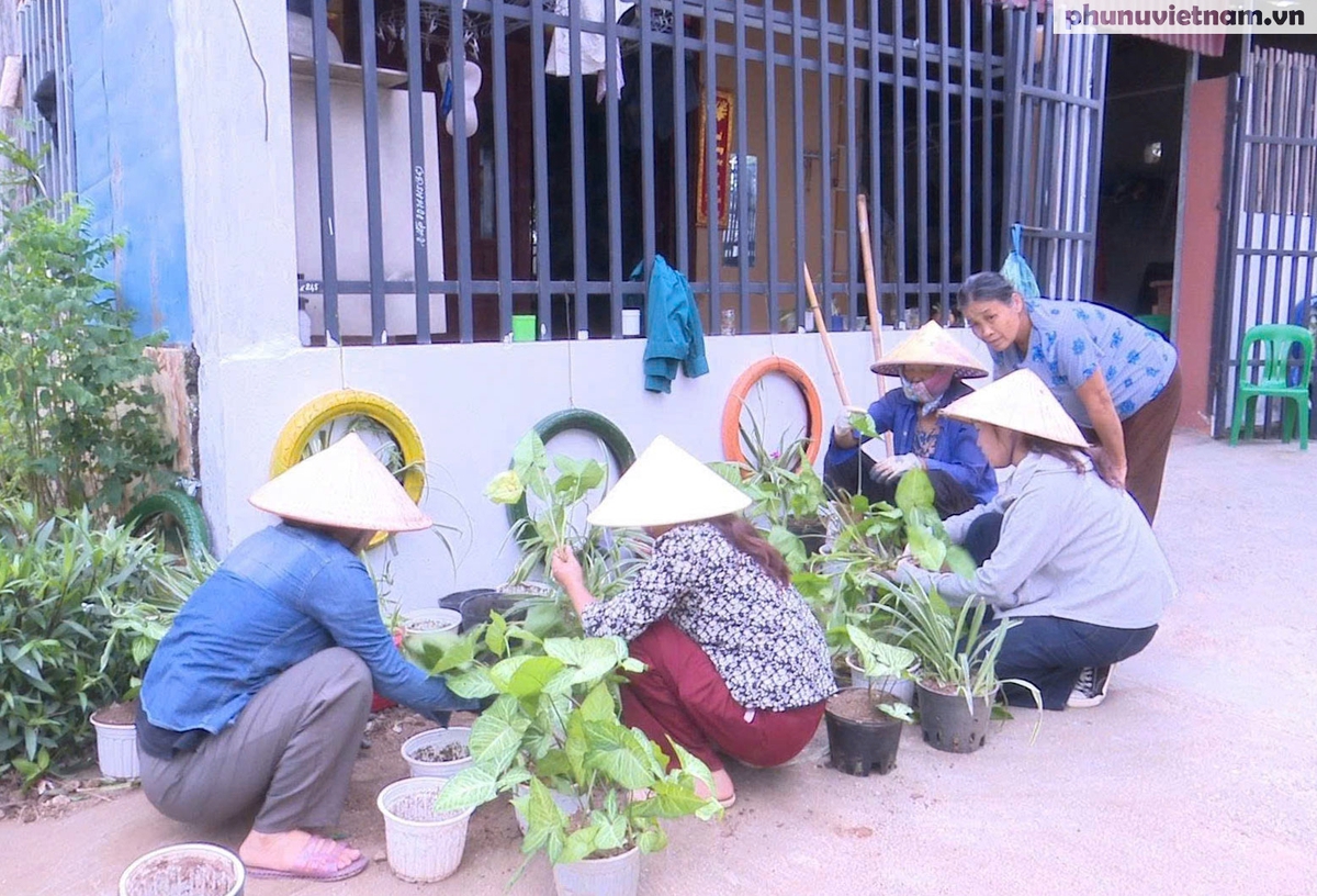 Phụ nữ xứ Lạng tô điểm đường quê vùng biên chào mừng Đại hội Phụ nữ toàn quốc XIV- Ảnh 7.