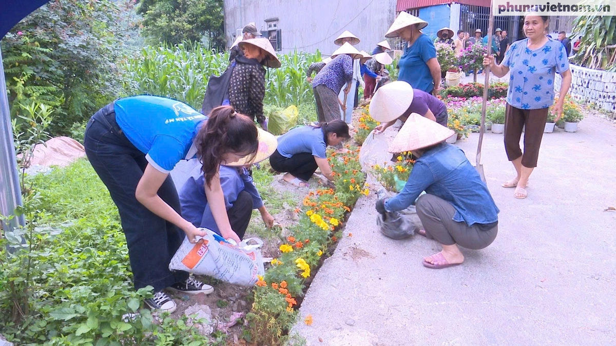 Phụ nữ xứ Lạng tô điểm đường quê vùng biên chào mừng Đại hội Phụ nữ toàn quốc XIV- Ảnh 8.