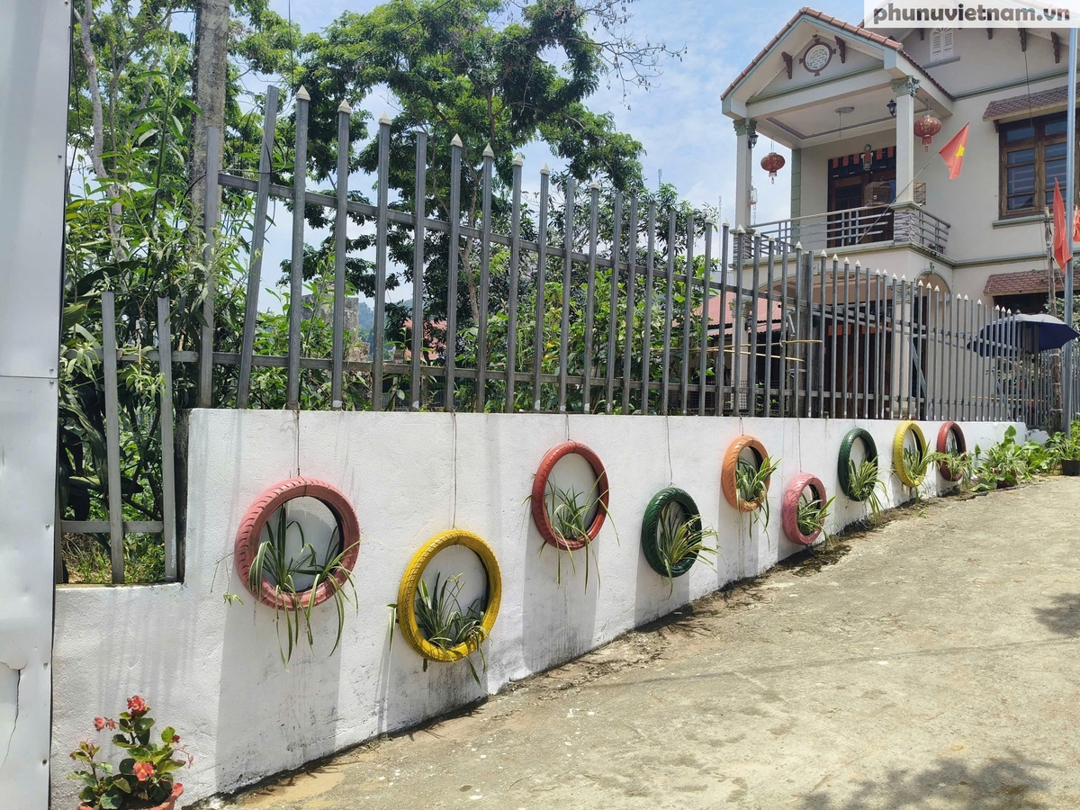 Phụ nữ xứ Lạng tô điểm đường quê vùng biên chào mừng Đại hội Phụ nữ toàn quốc XIV- Ảnh 9.