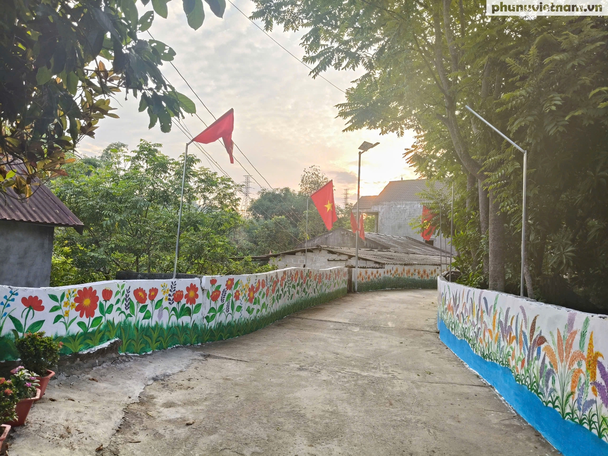 Phụ nữ xứ Lạng tô điểm đường quê vùng biên chào mừng Đại hội Phụ nữ toàn quốc XIV- Ảnh 11.