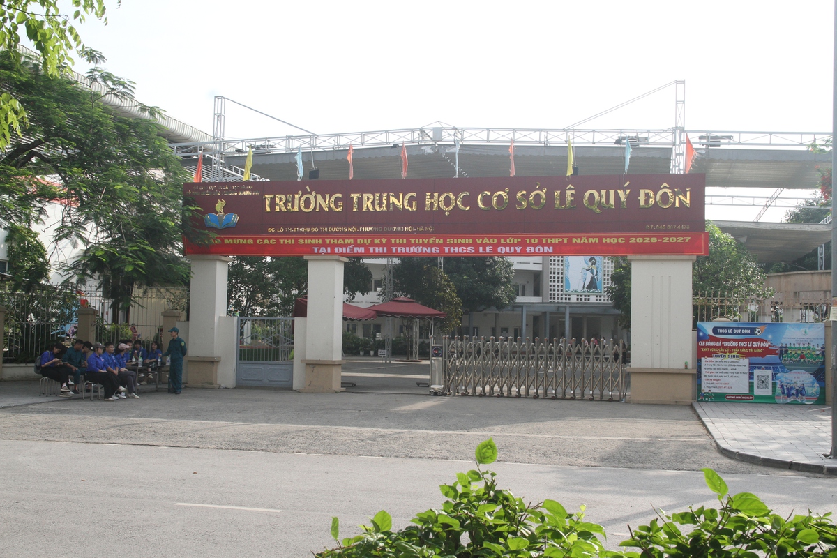 Thi vào lớp 10 ở Hà Nội: Cha mẹ không quản vất vả đồng hành cùng con- Ảnh 1.