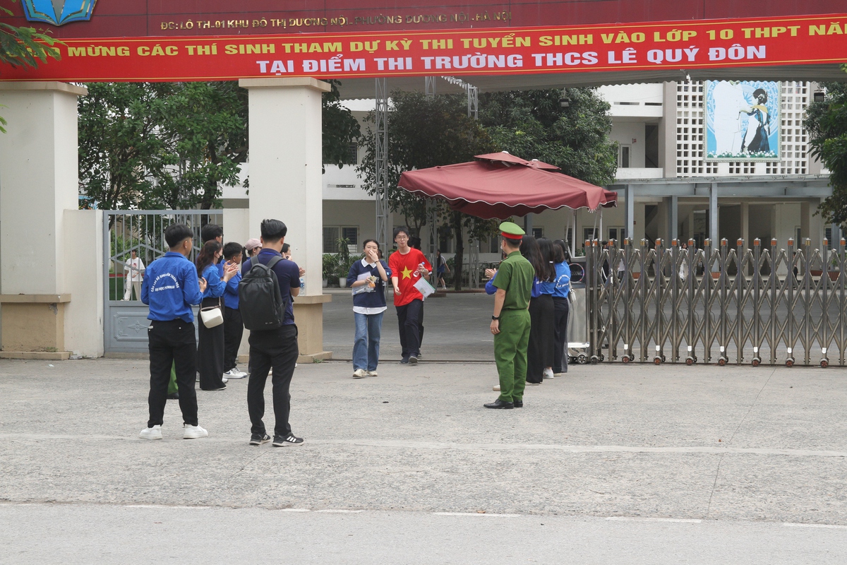 Thi vào lớp 10 ở Hà Nội: Thí sinh hào hứng với đề Ngữ văn, tự tin làm bài tốt- Ảnh 3.