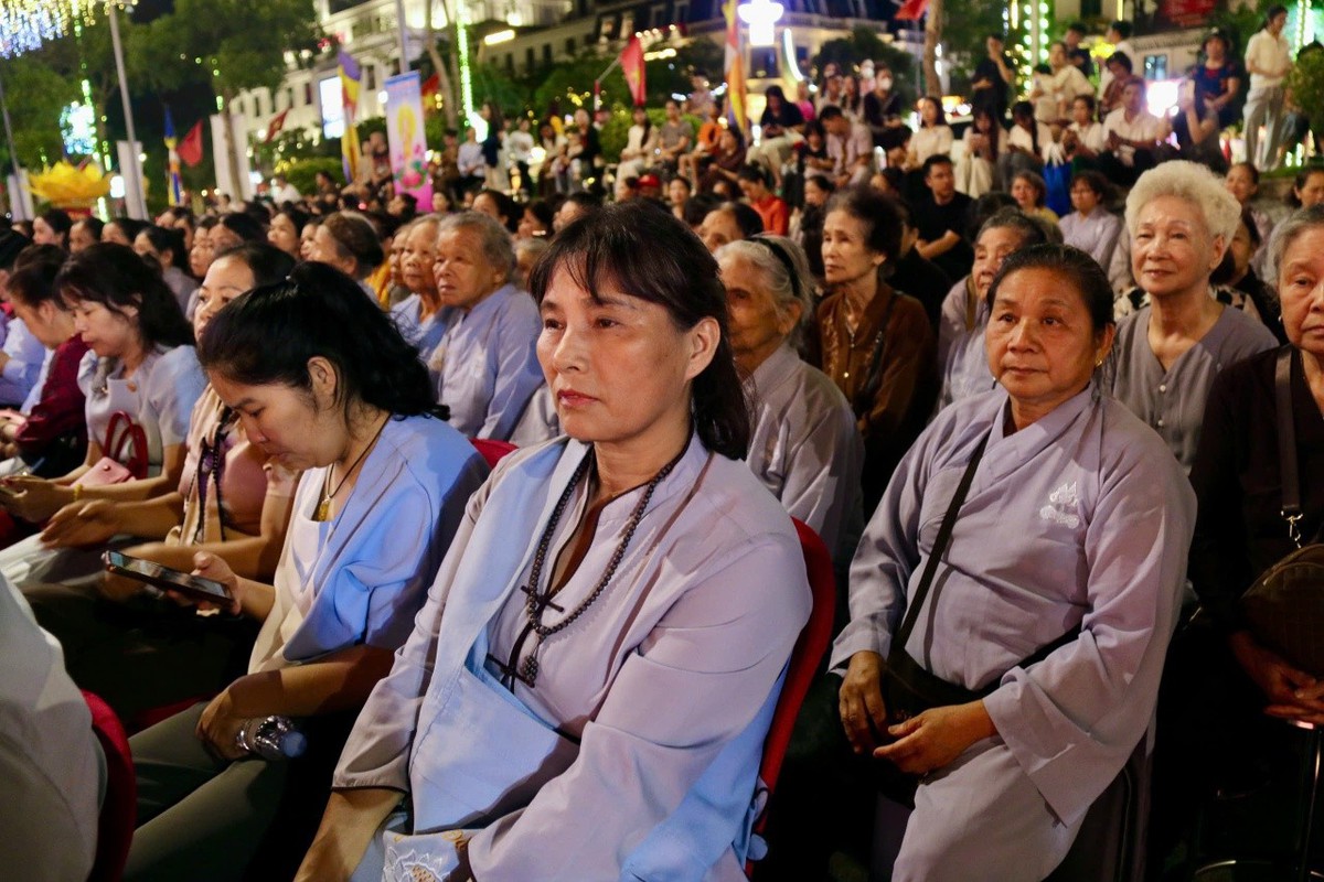Lung linh Đại lễ Phật đản bên sông Kỳ Cùng - Ảnh 2.
