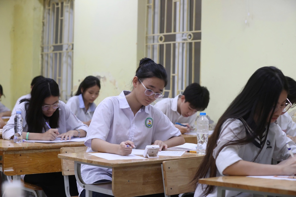 Thi vào lớp 10 ở Hà Nội: Thí sinh bước vào môn thi cuối cùng - Ảnh 1. Thi vào lớp 10 ở Hà Nội: Thí sinh bước vào môn thi cuối cùng - Ảnh 1.